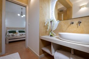 Triple Room, Courtyard View | Bathroom | Shower, free toiletries, hair dryer, towels - Arbor Exclusive  (Torre San Giovanni)
