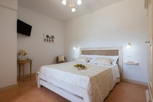 Chambre Triple, vue cour intérieure | Couette en duvet d'oie, matelas mémoire de forme, minibar