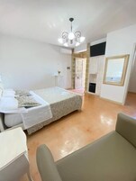 Deluxe szoba kétszemélyes ággyal, kilátással az udvarra | Széf a szobában, sötétítőfüggöny, hangszigetelés és vasaló/vasalódeszka