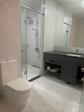 Quadruple Room, City View | Bathroom