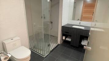 Comfort Suite | Bathroom | Shower, hair dryer, towels, shampoo