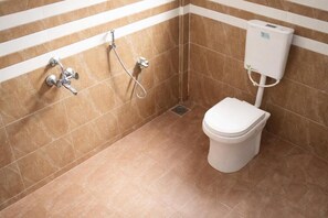 Shower, free toiletries, towels, soap - Hotel Stay Prime (Pune)