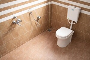 Ducha, artículos de tocador gratuitos, toallas, jabón