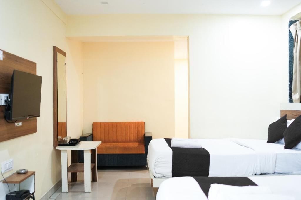 Habitación familiar, balcón, vistas a la ciudad | Caja fuerte, escritorio, espacio para trabajar con un portátil