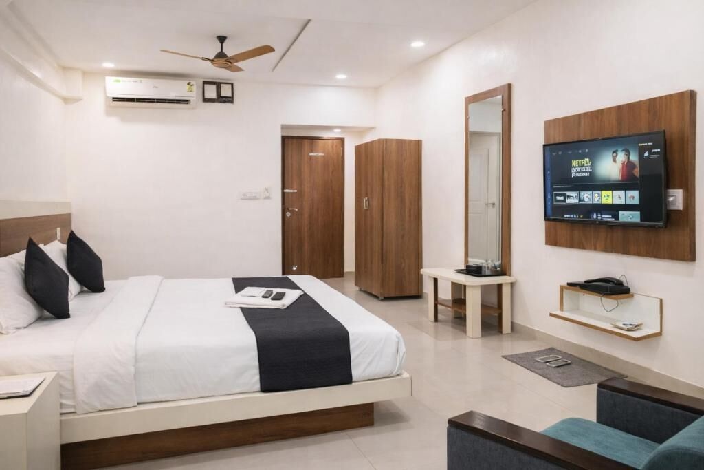 Deluxe Double Room | In-room safe, desk, laptop workspace, soundproofing