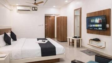 Deluxe Double Room | In-room safe, desk, laptop workspace, soundproofing