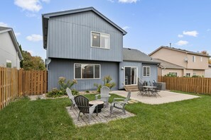 Outdoor dining - Charming 3-Bedroom House in Omaha – Quiet Stay Near Local Attractions (Omaha)