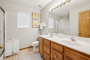 Shower, hair dryer, towels, soap - Charming 3-Bedroom House in Omaha – Quiet Stay Near Local Attractions (Omaha)
