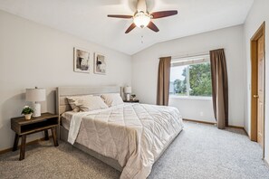 3 bedrooms, iron/ironing board, WiFi, bed sheets - Charming 3-Bedroom House in Omaha – Quiet Stay Near Local Attractions (Omaha)