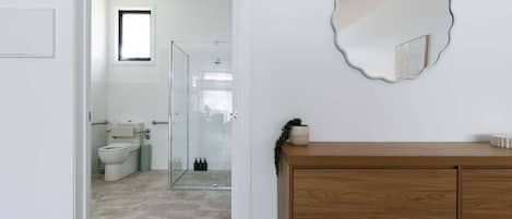 Séchoir à cheveux, serviettes fournies