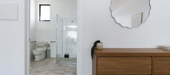 Modern Studio Near Burnie | Cozy & Bright
