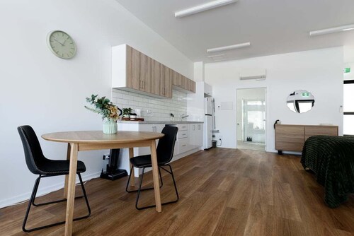 Modern Studio Near Burnie | Cozy & Bright
