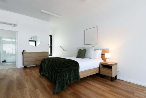 Modern Studio Near Burnie | Cozy & Bright