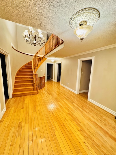 Luxury House 7 Bdrms - Near Airport, sq 1, Private Backyard
