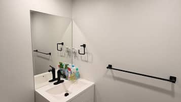 Room, 1 Bedroom, Smoking | Bathroom