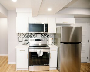 Private kitchen - Modern 1BR Basement Suite with Private Entrance - 15 minutes from YEG airport (Edmonton)