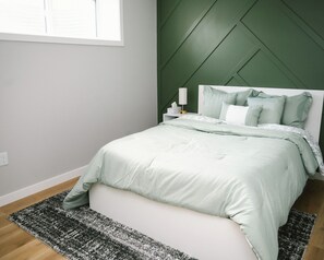 Iron/ironing board, WiFi, bed sheets - Modern 1BR Basement Suite with Private Entrance - 15 minutes from YEG airport (Edmonton)