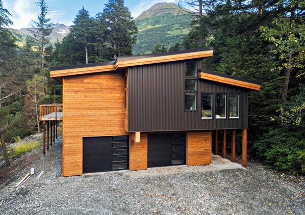 Exterior - Alaska Adventure Retreat LUXURY 4 Bed 5 bath in Girdwood, Base of Alyeska Resort (Anchorage)