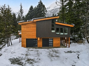 Exterior - Alaska Adventure Retreat LUXURY 4 Bed 5 bath in Girdwood, Base of Alyeska Resort (Anchorage)
