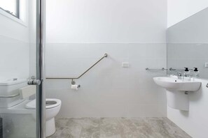 Hair dryer, towels, shampoo - Minimalist Studio Near Burnie | Clean & Cozy (Hillcrest)