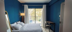 A bedroom with a bed, a desk, and a window with curtains. - Nandwa IVY Residence by Karibu Stays (Nairobi)
