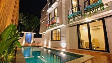 2 indoor pools