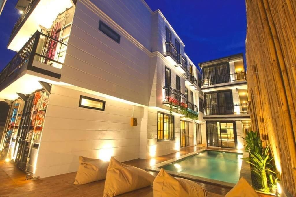 2 indoor pools