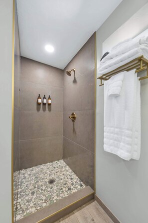 Shower, hair dryer, towels, soap - Broadway Casita - Remodeled Minutes from U of A (Tucson)