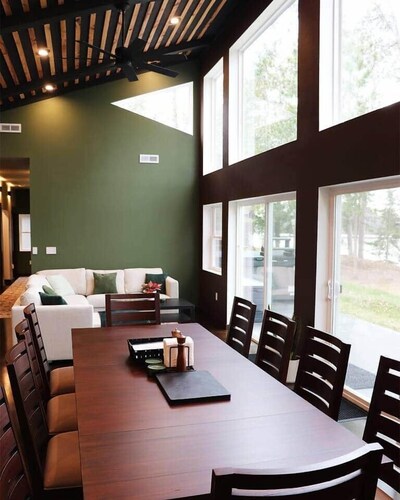NEW luxury 4bd 2ba luxury lakeshore private cabin. Pet-Friendly. Hot tub & more!