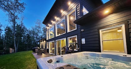 NEW luxury 4bd 2ba luxury lakeshore private cabin. Pet-Friendly. Hot tub & more!