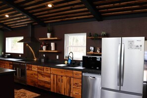 Refrigerador, microondas, horno y parrilla de estufa 