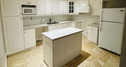 3 Bdrms - Near Airport, sq 1