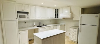 3 Bdrms - Near Airport, sq 1