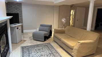 House, 4 Bedrooms, Accessible, Smoking | Living room | Books