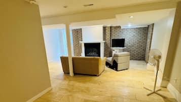 House, 4 Bedrooms, Accessible, Smoking | Living area | Books