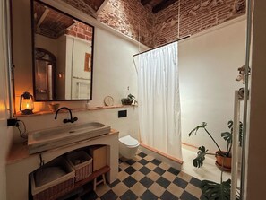 Doccia, asciugacapelli, asciugamani, sapone