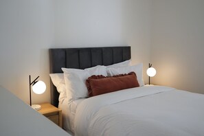 Tabla de planchar con plancha, wifi y ropa de cama 