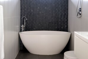 Secadora de cabello, toallas, jabón, papel de baño 