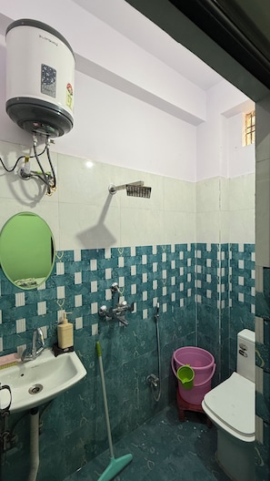Chuveiro, sabonete, shampoo 