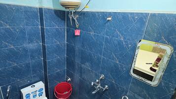 Double Room | Bathroom | Shower, soap, shampoo