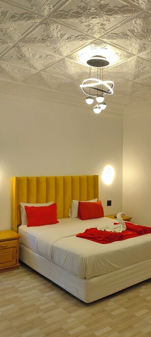 Apartamento de lujo, vistas al jardín | Escritorio, espacio para trabajar con un portátil, wifi gratis