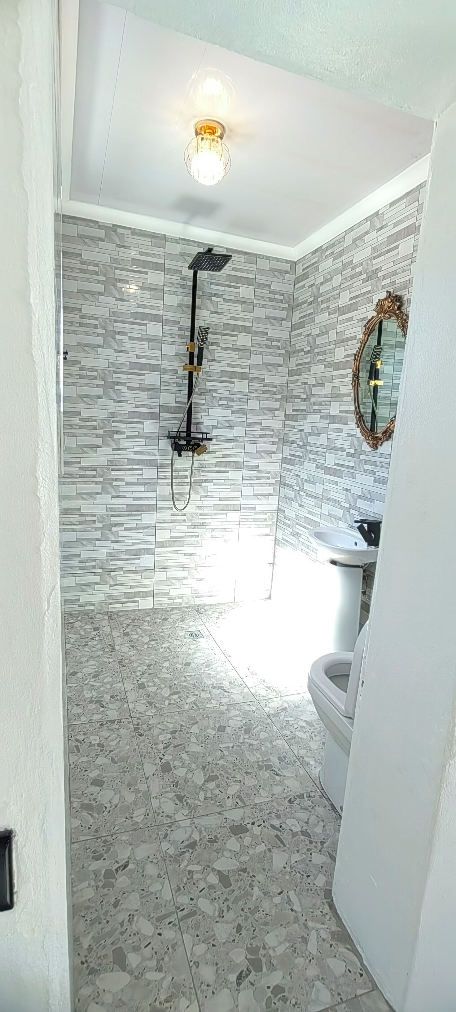 Luxe appartement, uitzicht op tuin | Badkamer | Handdoeken, zeep, shampoo, toiletpapier