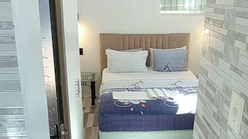 Escritorio, espacio para trabajar con laptop y wifi gratis