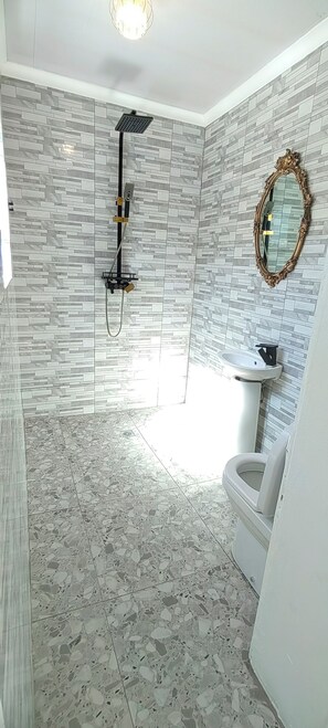 Apartamento de lujo, vistas al jardín | Baño | Toallas, jabón, champú y papel higiénico