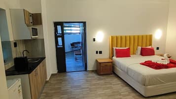 Luxury Apartment, Garden View | Desk, laptop workspace, free WiFi