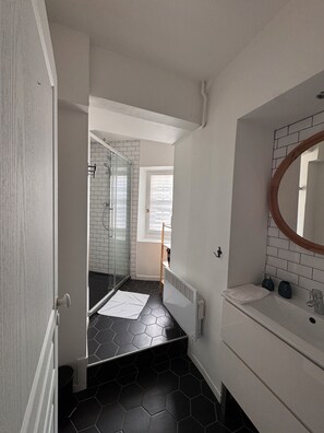 Bathroom - Vrbo Property (Pau)
