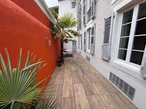 Outdoor dining - Vrbo Property (Pau)
