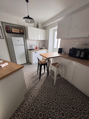 Private kitchen - Magnificent apartment in the heart of Pau with patio and private garage (Pau)