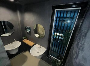 Dormitório compartilhado superior, sacada | Banheiro