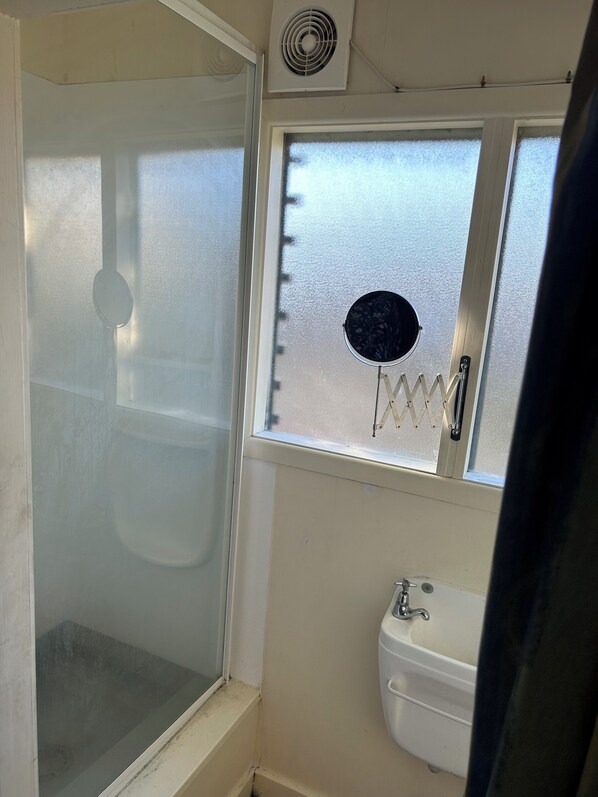 Douche, séchoir à cheveux, serviettes fournies, savon